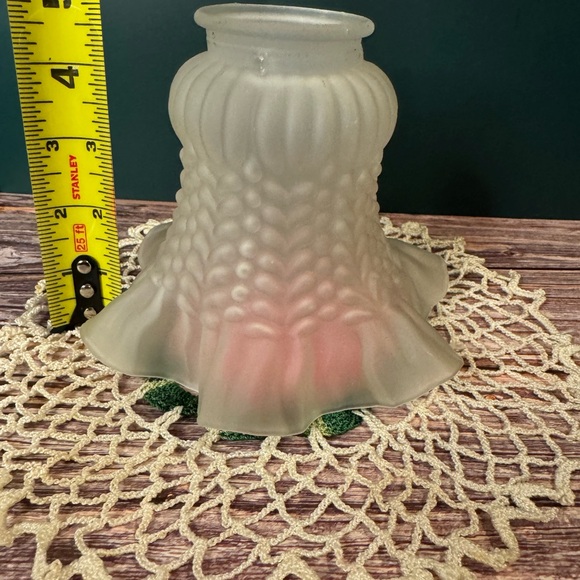 VINTAGE ART DECO FROSTED RUFFLED GLASS LAMP SHADE - Picture 4 of 4